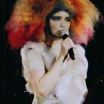 Björk_performing_at_Cirque_en_Chantier_1_edit